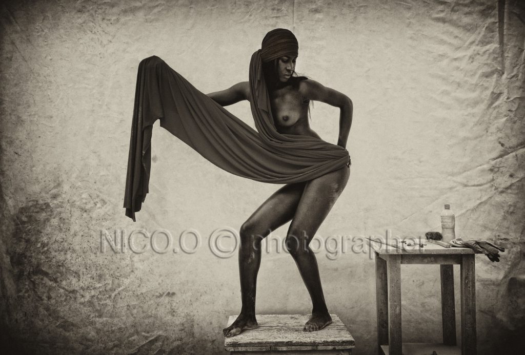 nudo artistico Black in White